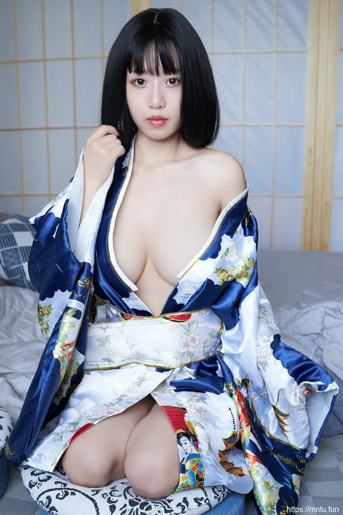 大胸美女翘臀诱惑