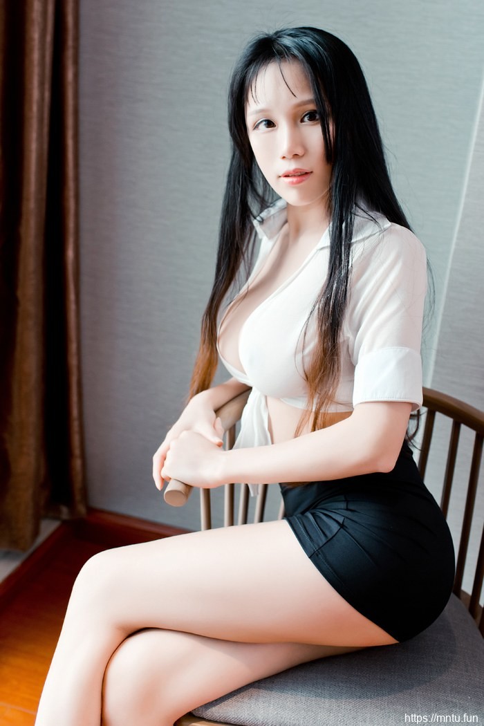 巨乳人妻短裙诱惑