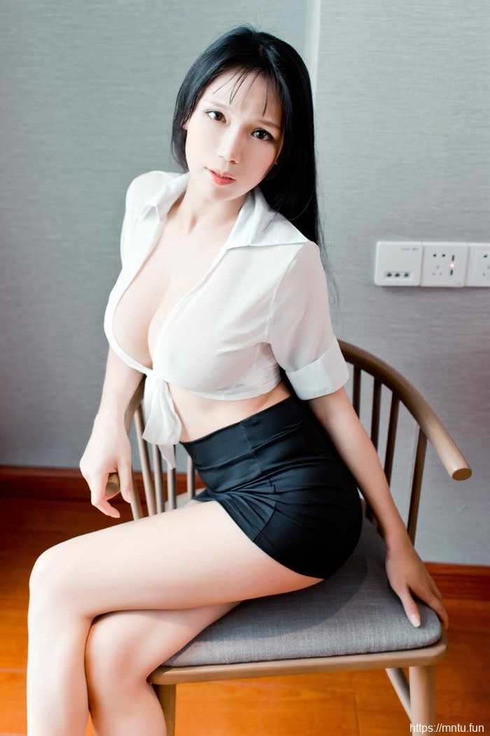 巨乳人妻短裙诱惑