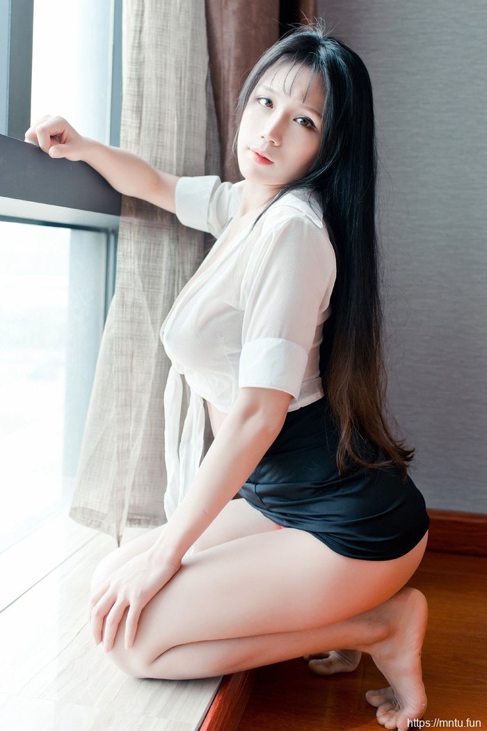 巨乳人妻短裙诱惑