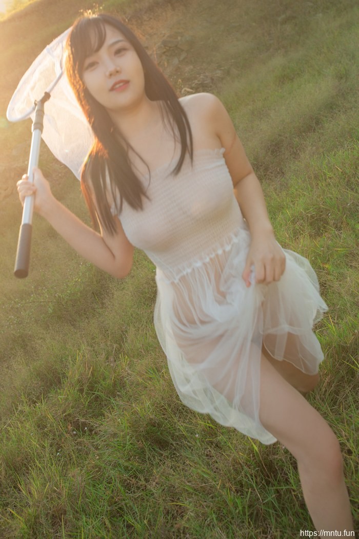 气质美女野外全裸写真