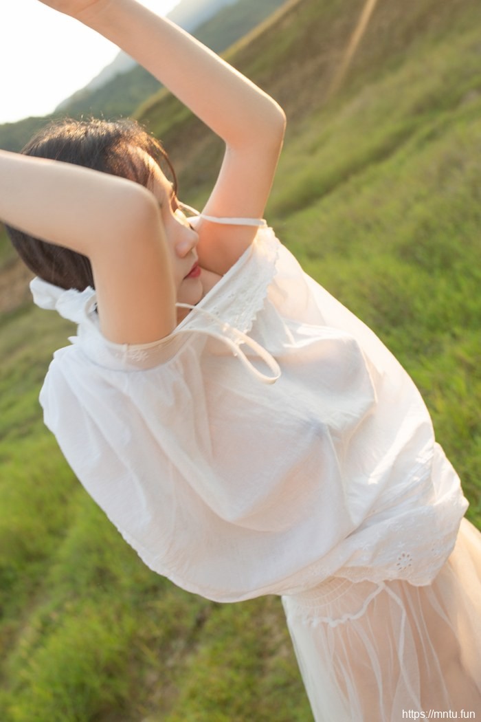 气质美女野外全裸写真