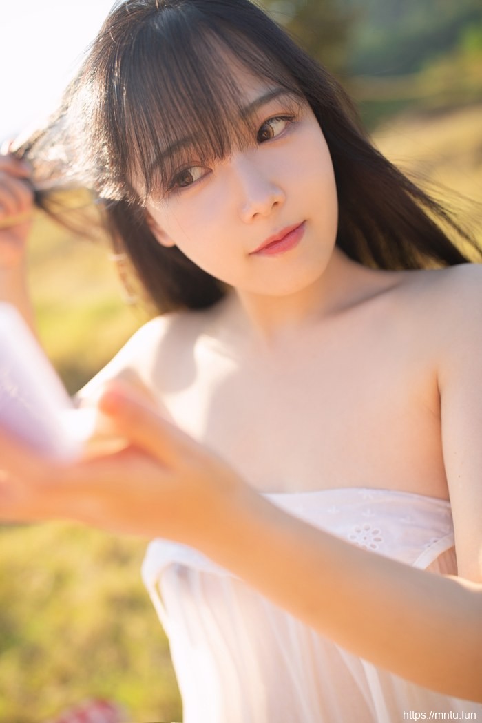 气质美女野外全裸写真