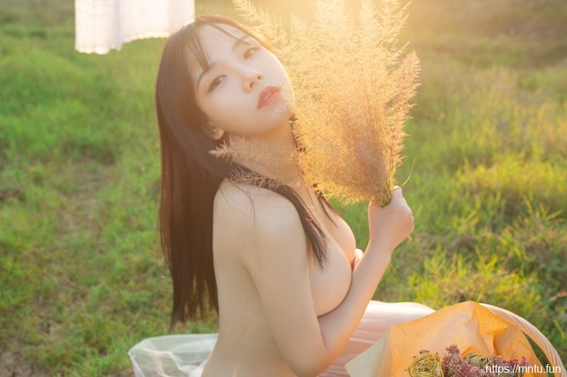 气质美女野外全裸写真