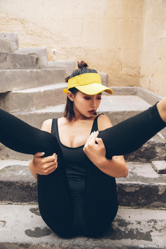 紧身运动服美女身材正点