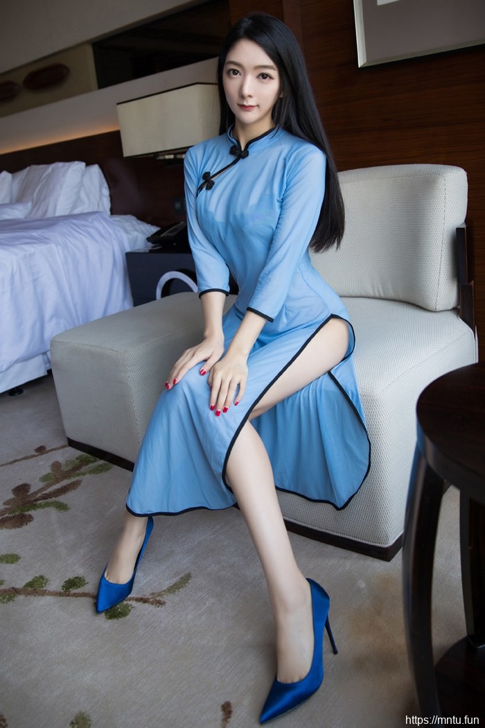 大长腿美女全身好白