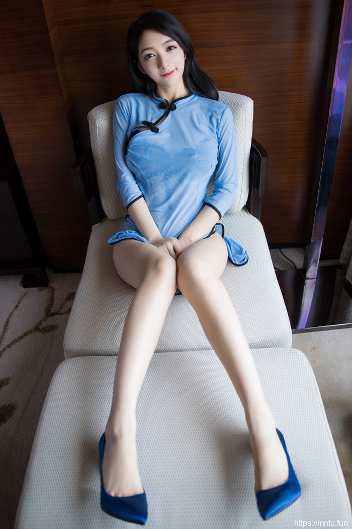 大长腿美女全身好白