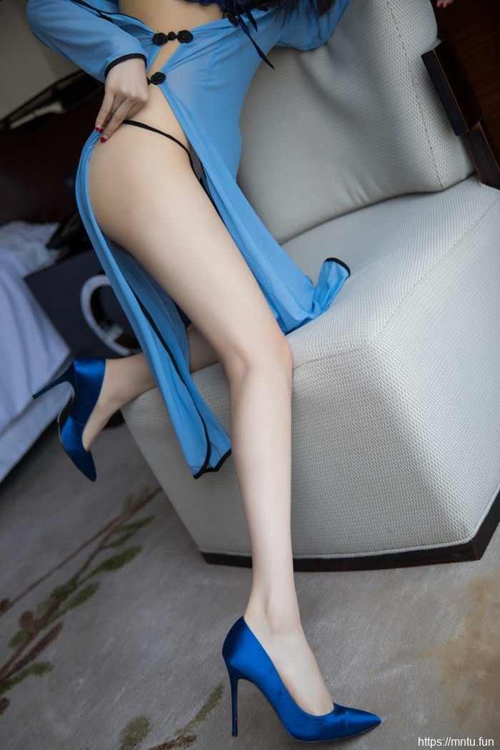 大长腿美女全身好白