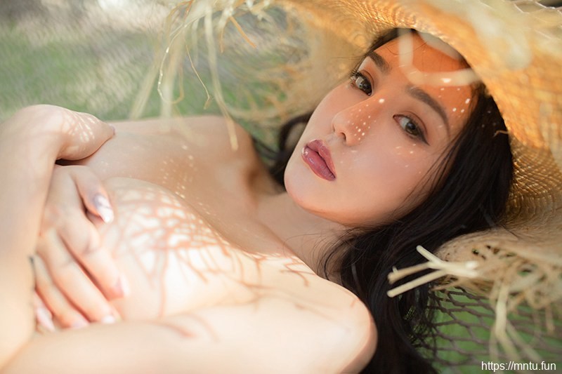 女神玛鲁娜傲人身姿勾魂