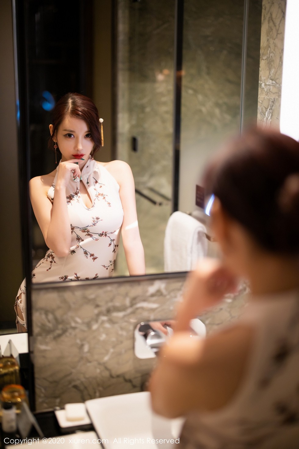 XiuRen第2487期_女神杨晨晨sugar私房古韵旗袍配肉丝裤袜秀完美身材诱惑写真102P