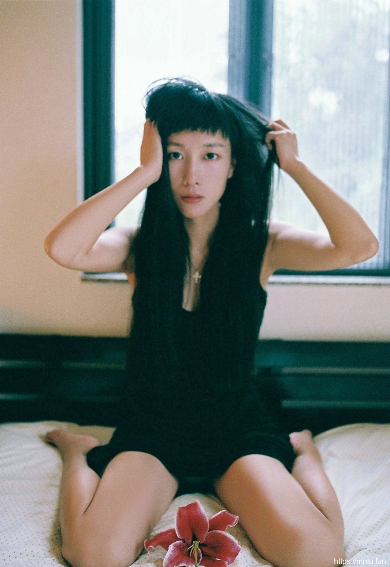 个性另类妹子私房黑发孤独写真