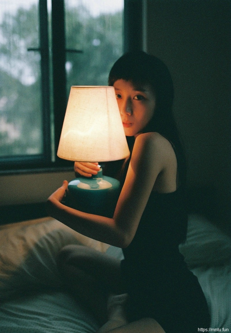 个性另类妹子私房黑发孤独写真