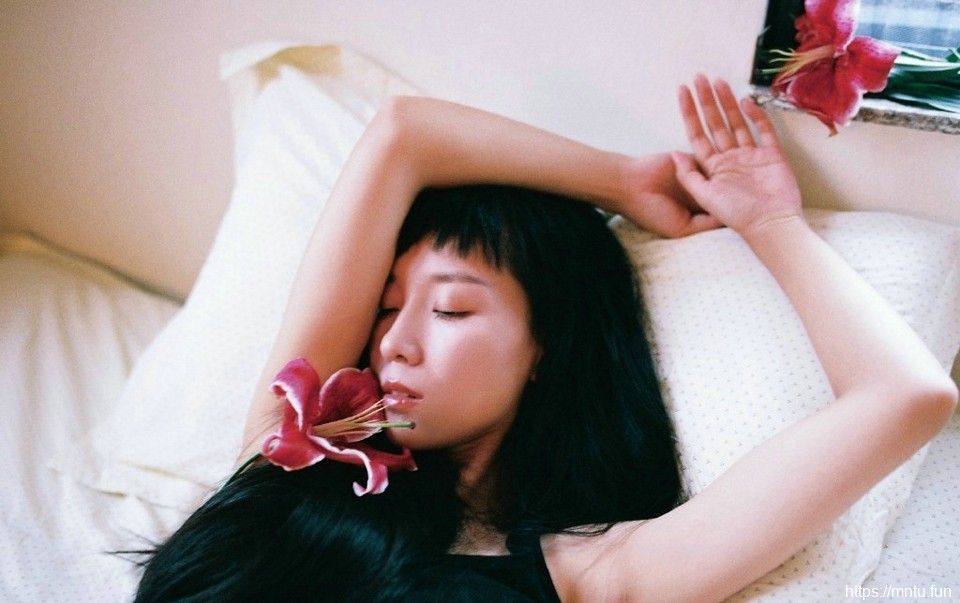 个性另类妹子私房黑发孤独写真