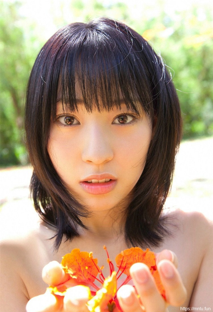 可爱萌妹子沙滩写真灿烂笑容唯美动人