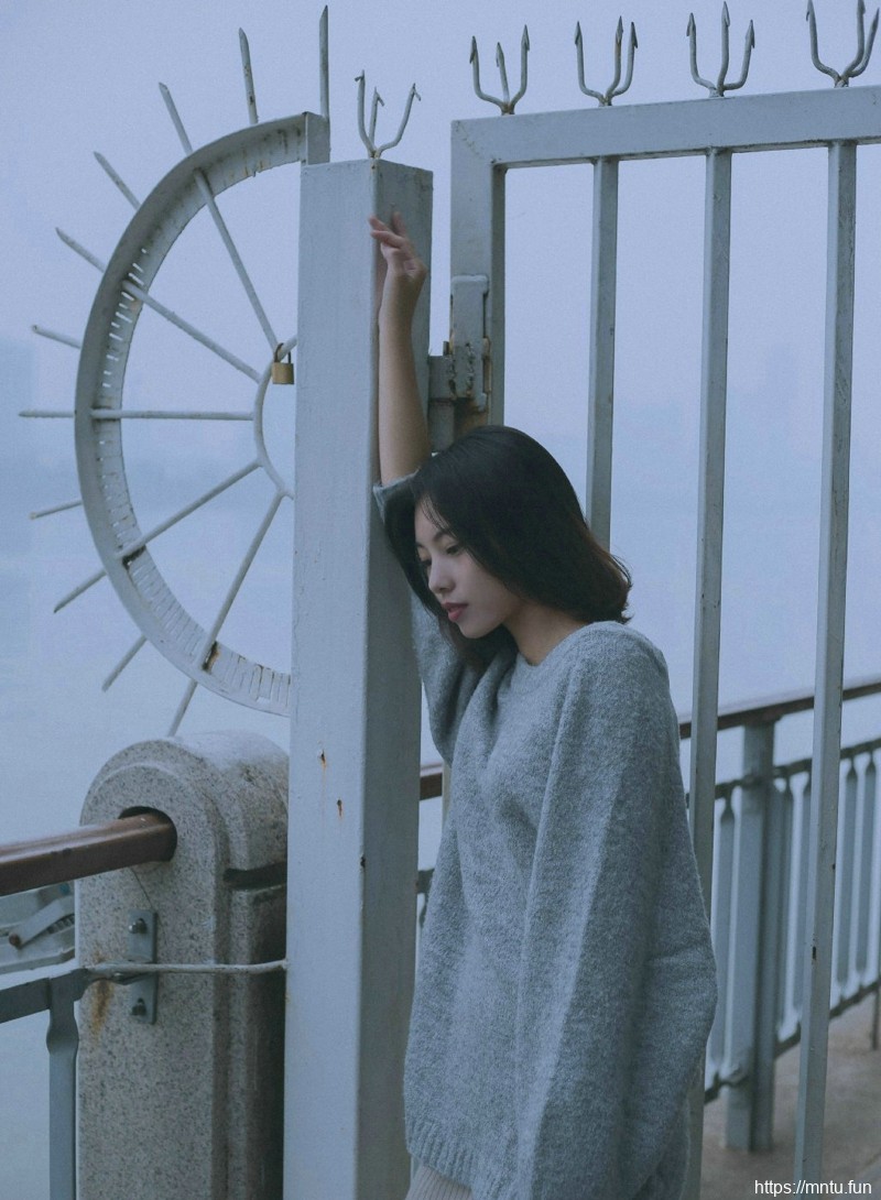 气质毛衣森系女神短发随性写真