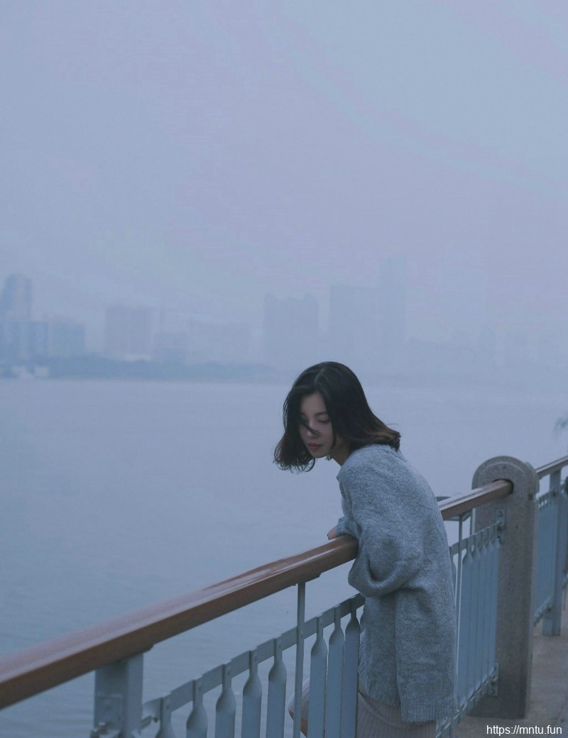 气质毛衣森系女神短发随性写真