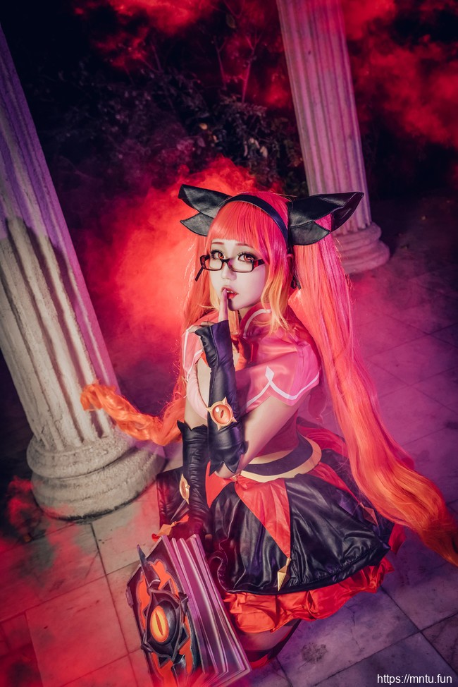 双马尾萝莉梦梦呦COSPLAY王者荣耀暗黑萝莉安琪拉