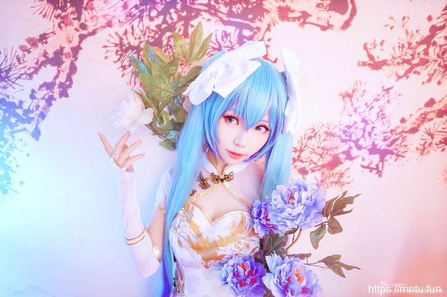 双马尾美女ElyEE子COS扮演VOCALOID金丝雀初音未来