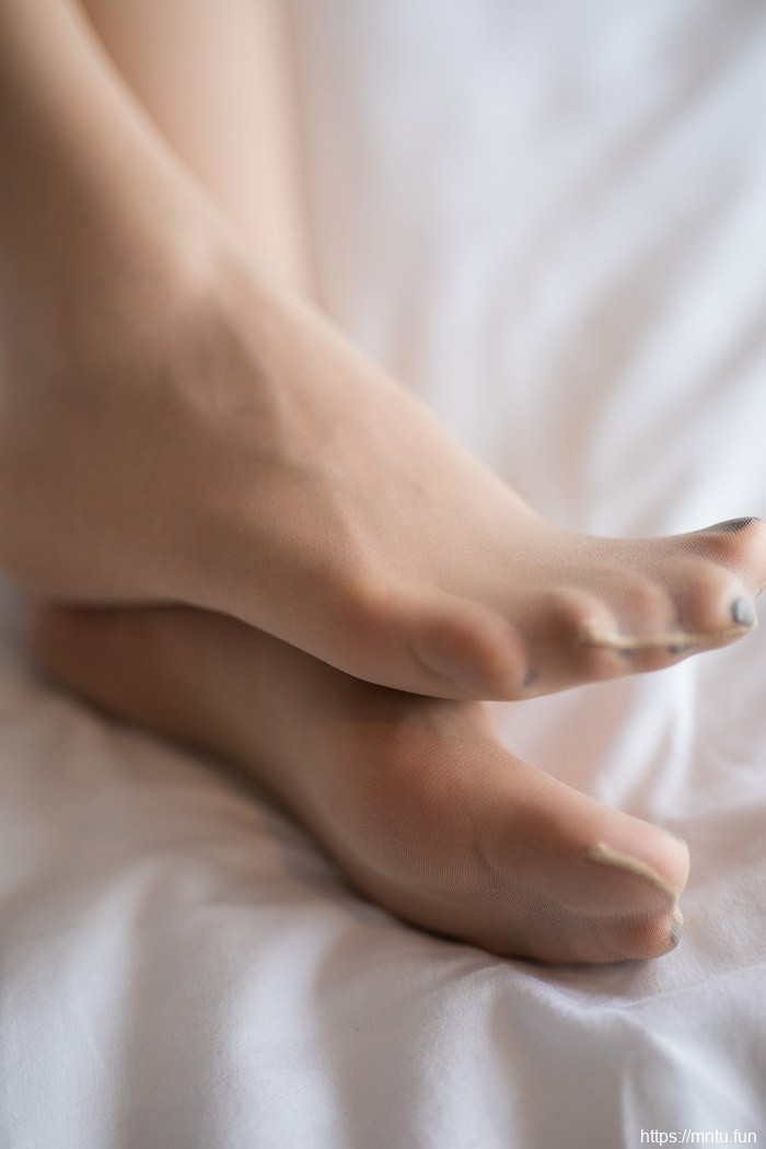 极品大胸嫩模黄乐然丝袜美脚勾人欲火