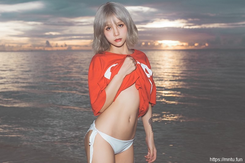 性感少女夏美酱海岛沙滩外露养眼巨乳