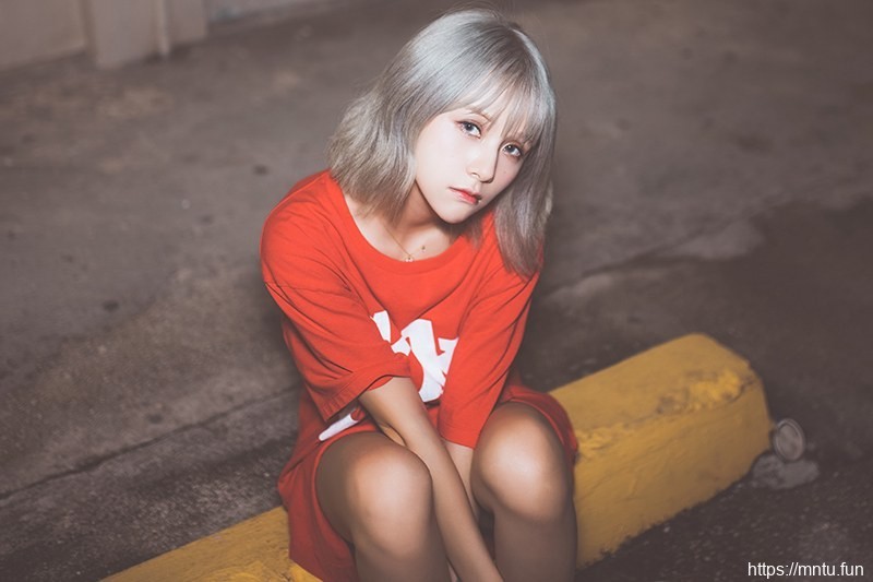 性感少女夏美酱海岛沙滩外露养眼巨乳