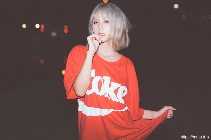 性感少女夏美酱海岛沙滩外露养眼巨乳