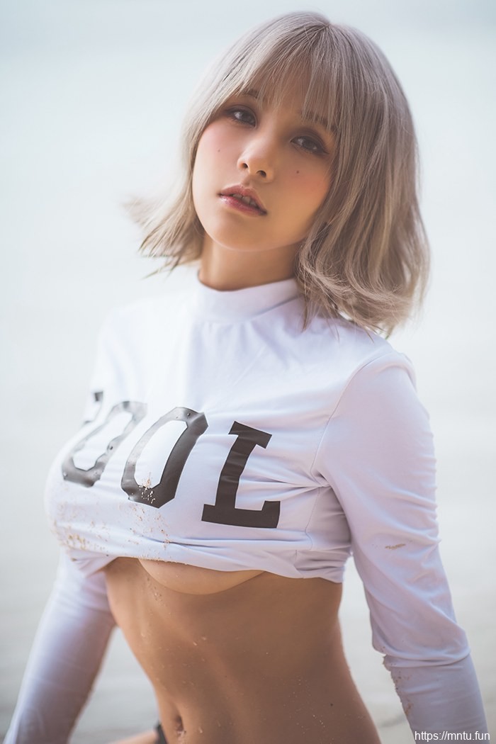 性感少女夏美酱海岛沙滩外露养眼巨乳