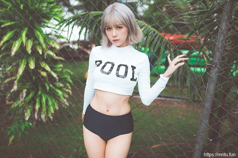 性感少女夏美酱海岛沙滩外露养眼巨乳