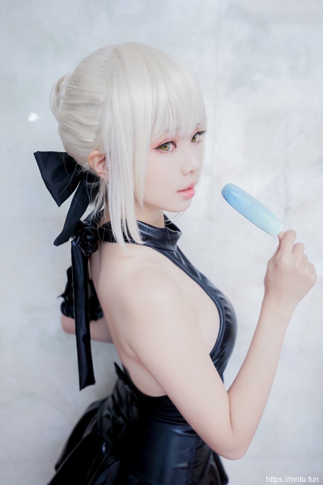 台湾美女ElyEE子黑色紧身泳装COSPLAY阿尔托利亚·潘德拉贡