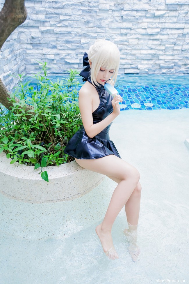 台湾美女ElyEE子黑色紧身泳装COSPLAY阿尔托利亚·潘德拉贡