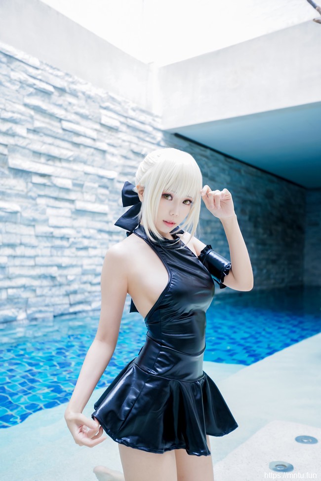 台湾美女ElyEE子黑色紧身泳装COSPLAY阿尔托利亚·潘德拉贡