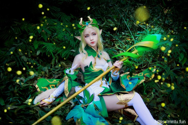 萌妹子祈瑶白丝美腿COS王者荣耀精灵公主王昭君美图