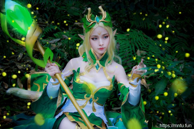 萌妹子祈瑶白丝美腿COS王者荣耀精灵公主王昭君美图