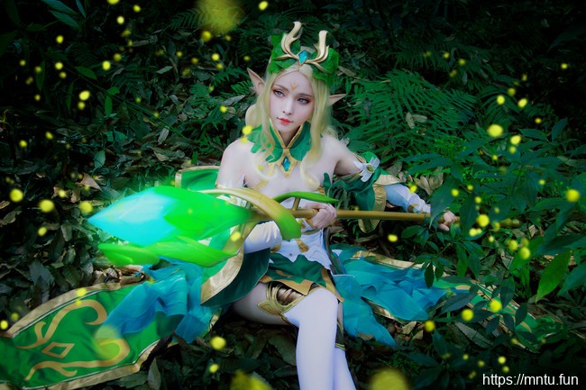 萌妹子祈瑶白丝美腿COS王者荣耀精灵公主王昭君美图