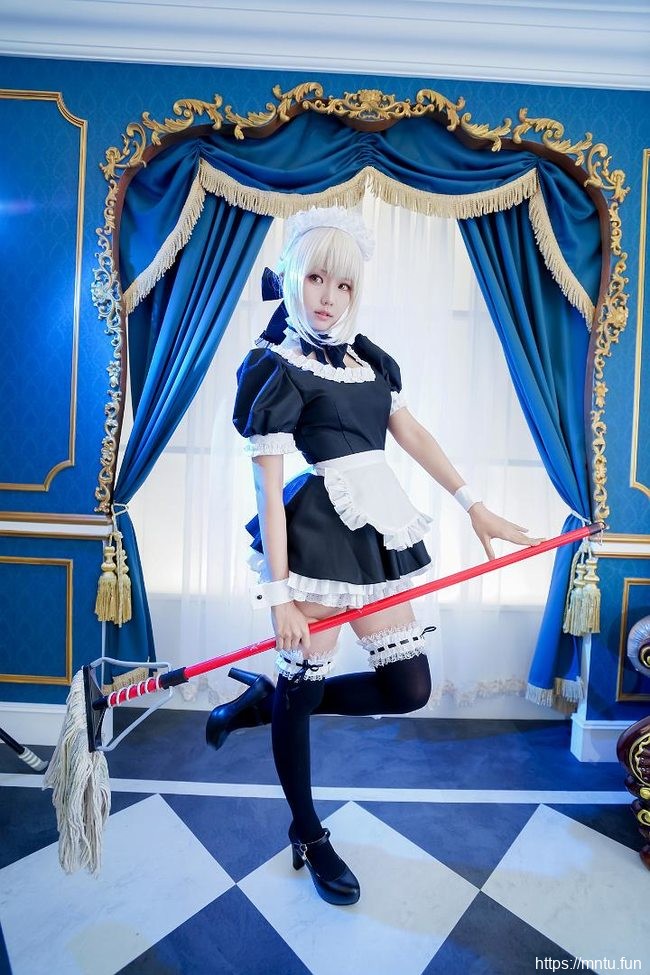 台湾萌妹ElyEE子身着黑丝女仆COSPLAY阿尔托利亚·潘德拉贡