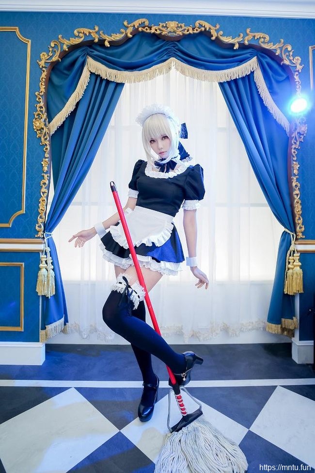 台湾萌妹ElyEE子身着黑丝女仆COSPLAY阿尔托利亚·潘德拉贡