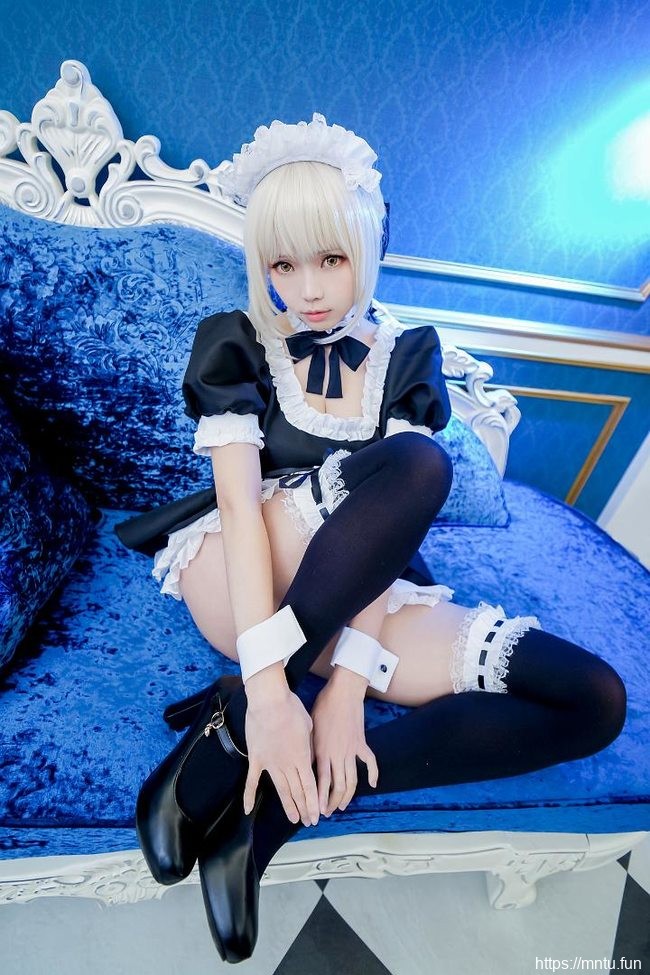 台湾萌妹ElyEE子身着黑丝女仆COSPLAY阿尔托利亚·潘德拉贡