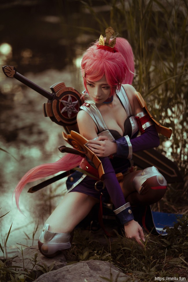 COSer御姐走路摇COS装扮王者荣耀花木兰美图