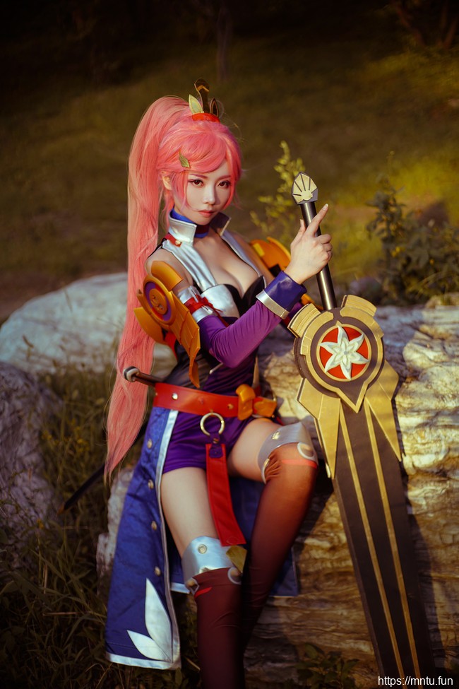 COSer御姐走路摇COS装扮王者荣耀花木兰美图