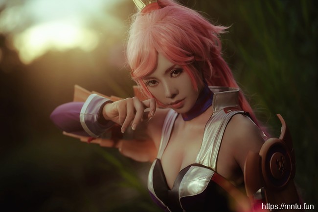 COSer御姐走路摇COS装扮王者荣耀花木兰美图