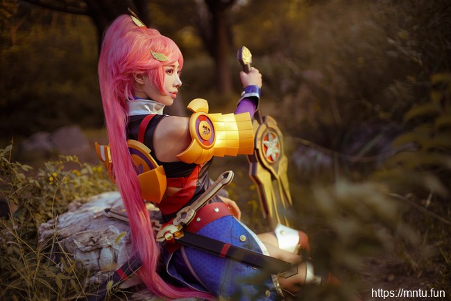 COSer御姐走路摇COS装扮王者荣耀花木兰美图