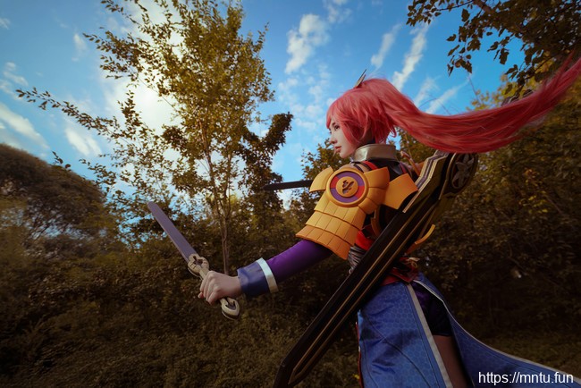 COSer御姐走路摇COS装扮王者荣耀花木兰美图