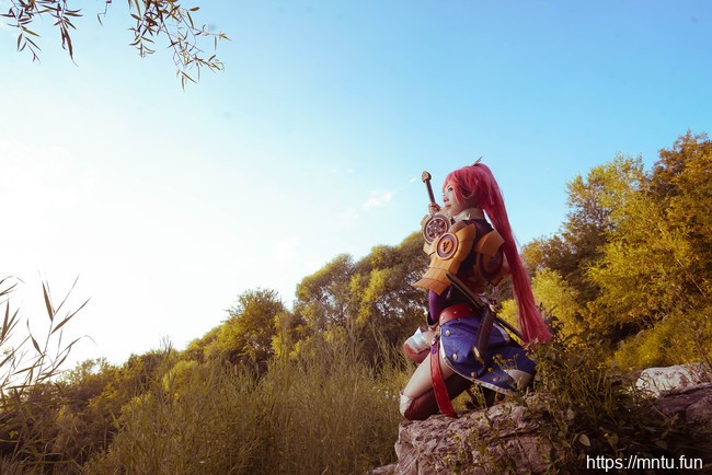 COSer御姐走路摇COS装扮王者荣耀花木兰美图