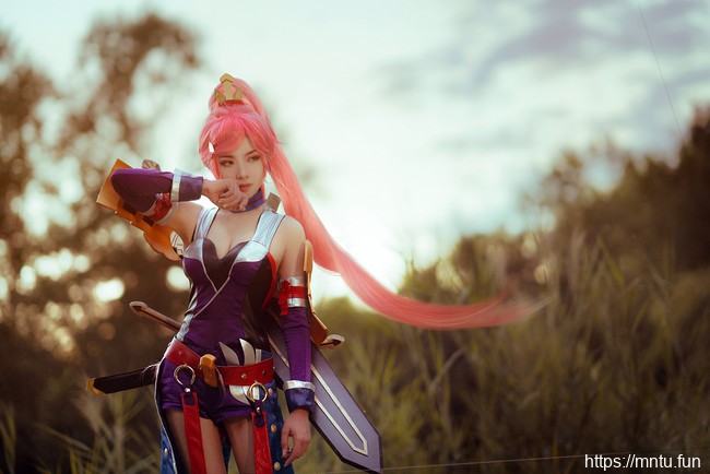 COSer御姐走路摇COS装扮王者荣耀花木兰美图