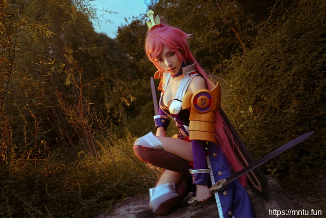 COSer御姐走路摇COS装扮王者荣耀花木兰美图