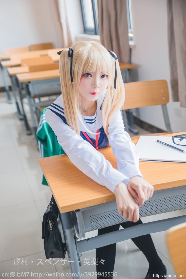 双马尾萝莉弥七M7黑丝制服COS扮演英梨梨色气满满