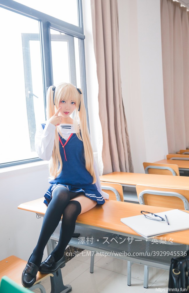 双马尾萝莉弥七M7黑丝制服COS扮演英梨梨色气满满