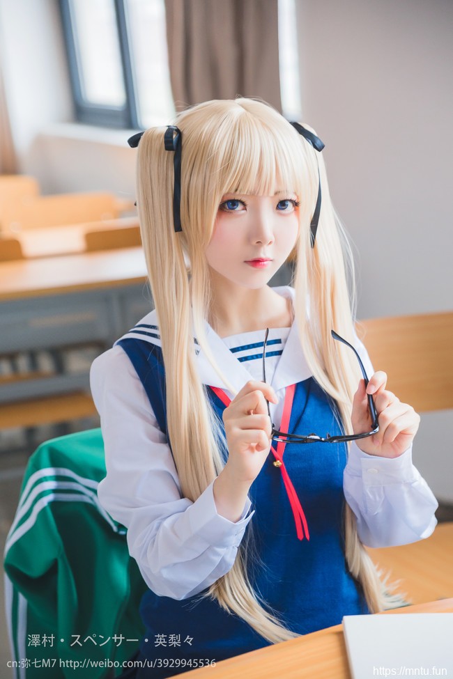 双马尾萝莉弥七M7黑丝制服COS扮演英梨梨色气满满