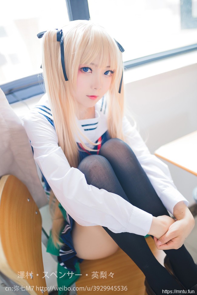 双马尾萝莉弥七M7黑丝制服COS扮演英梨梨色气满满