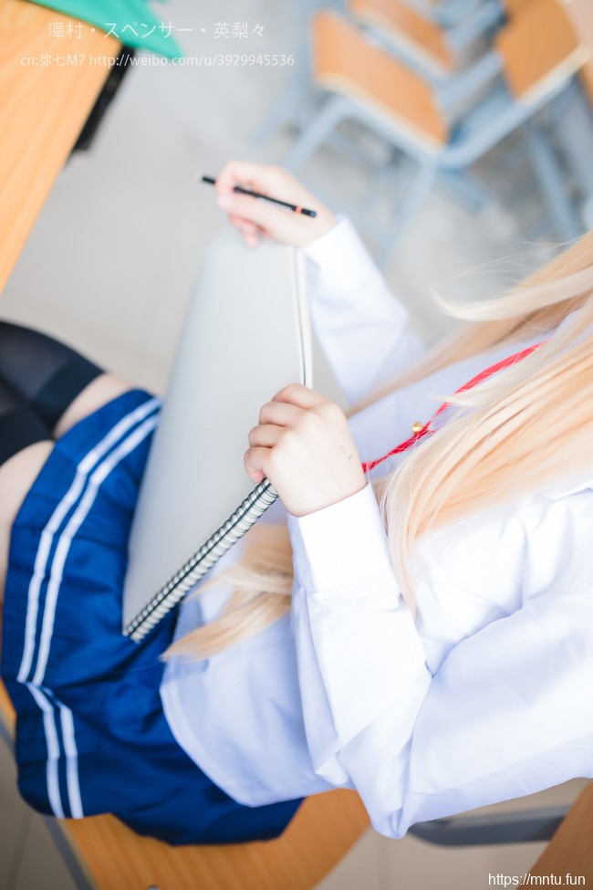 双马尾萝莉弥七M7黑丝制服COS扮演英梨梨色气满满